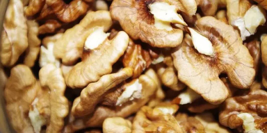 Sık sık ‘Tüketin’ uyarısı yapılıyor ama fazlası zarar! Kalbi korusa da akciğeri bitiriyor: Bu kuruyemişe dikkat! 4